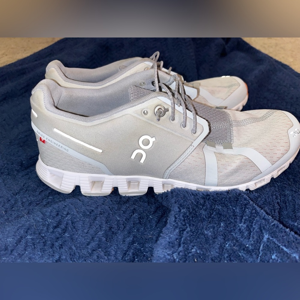 On Clouds Size 8 in women’s